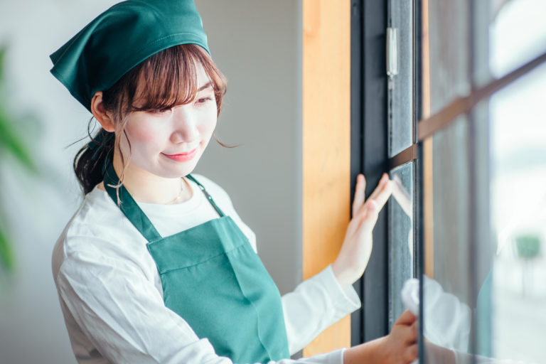 雨の日の窓掃除は効率的？きれいに仕上げる手順と注意点を解説